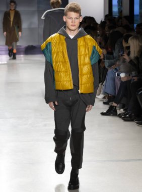 New York, Ny - 07 Şubat 2018: Manken pist N-p-Elliott Summersend gösterisi sırasında New York moda hafta erkekler F/W 2018 yürür.