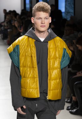 New York, Ny - 07 Şubat 2018: Manken pist N-p-Elliott Summersend gösterisi sırasında New York moda hafta erkekler F/W 2018 yürür.
