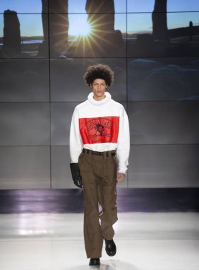 New York, Ny - 07 Şubat 2018: Manken pist N-p-Elliott Summersend gösterisi sırasında New York moda hafta erkekler F/W 2018 yürür.