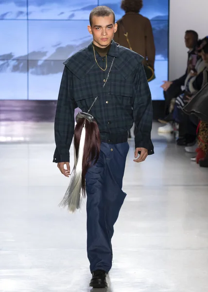 New York Feb 2018 Seorang Model Berjalan Landasan Pacu Elliott — Stok Foto