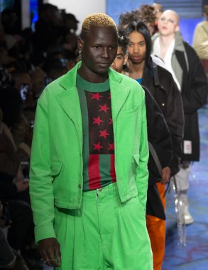 New York, Ny - 07 Şubat 2018: Modelleri yürüyüş sırasında New York moda hafta erkekler F/W 2018 ev sahibi Fuarı'nda pist