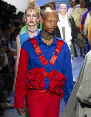 New York, Ny - 07 Şubat 2018: Modelleri yürüyüş sırasında New York moda hafta erkekler F/W 2018 ev sahibi Fuarı'nda pist