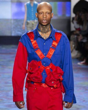 New York, Ny - 07 Şubat 2018: Bir model ev sahibi Fuarı'nda pist New York moda hafta erkekler F/W 2018 sırasında yürür.