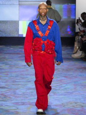 New York, Ny - 07 Şubat 2018: Bir model ev sahibi Fuarı'nda pist New York moda hafta erkekler F/W 2018 sırasında yürür.