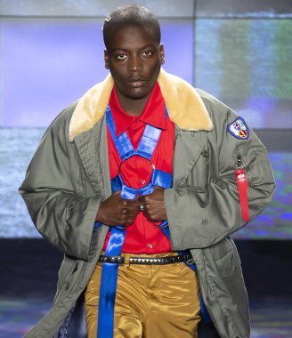 New York, Ny - 07 Şubat 2018: Bir model ev sahibi Fuarı'nda pist New York moda hafta erkekler F/W 2018 sırasında yürür.