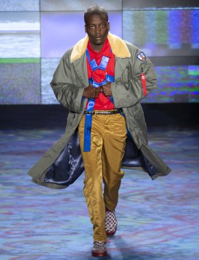 New York, Ny - 07 Şubat 2018: Bir model ev sahibi Fuarı'nda pist New York moda hafta erkekler F/W 2018 sırasında yürür.