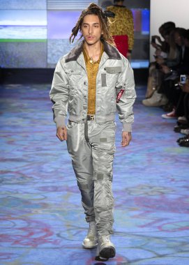 New York, Ny - 07 Şubat 2018: Bir model ev sahibi Fuarı'nda pist New York moda hafta erkekler F/W 2018 sırasında yürür.