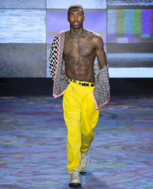 New York, Ny - 07 Şubat 2018: Bir model ev sahibi Fuarı'nda pist New York moda hafta erkekler F/W 2018 sırasında yürür.