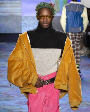 New York, Ny - 07 Şubat 2018: Bir model ev sahibi Fuarı'nda pist New York moda hafta erkekler F/W 2018 sırasında yürür.