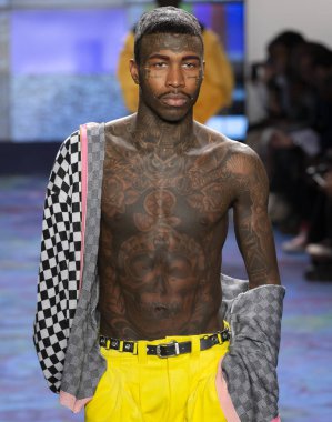 New York, Ny - 07 Şubat 2018: Bir model ev sahibi Fuarı'nda pist New York moda hafta erkekler F/W 2018 sırasında yürür.