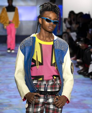 New York, Ny - 07 Şubat 2018: Bir model ev sahibi Fuarı'nda pist New York moda hafta erkekler F/W 2018 sırasında yürür.