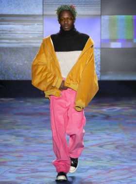 New York, Ny - 07 Şubat 2018: Bir model ev sahibi Fuarı'nda pist New York moda hafta erkekler F/W 2018 sırasında yürür.