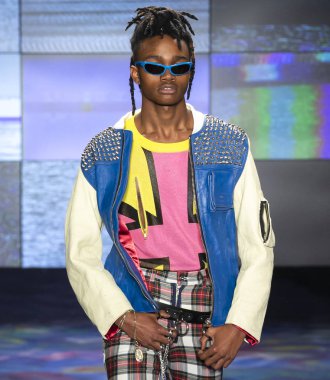 New York, Ny - 07 Şubat 2018: Bir model ev sahibi Fuarı'nda pist New York moda hafta erkekler F/W 2018 sırasında yürür.