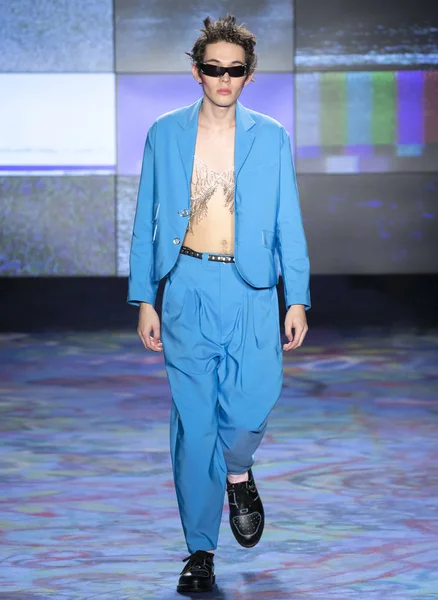 ニューヨーク 2018 モデルはニューヨーク週メンズ 2018 中家主ショーで滑走路を歩く — ストック写真