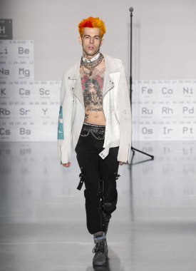 New York, Ny - 05 Şubat 2018: Bir sanatçı C2h4 Los Angeles Fuarı'nda pist New York moda hafta erkekler F/W 2018 sırasında yürür.