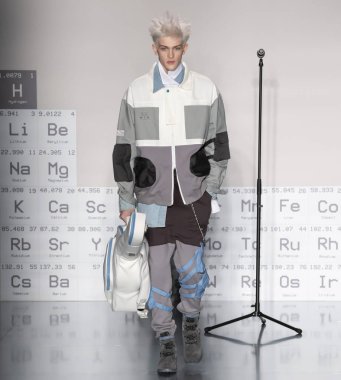 New York, Ny - 05 Şubat 2018: Manken C2h4 Los Angeles Fuarı'nda pist New York moda hafta erkekler F/W 2018 sırasında yürür.