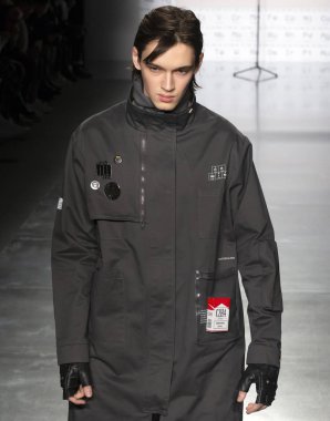 New York, Ny - 05 Şubat 2018: Manken C2h4 Los Angeles Fuarı'nda pist New York moda hafta erkekler F/W 2018 sırasında yürür.