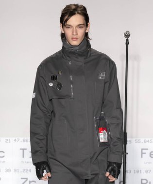 New York, Ny - 05 Şubat 2018: Manken C2h4 Los Angeles Fuarı'nda pist New York moda hafta erkekler F/W 2018 sırasında yürür.
