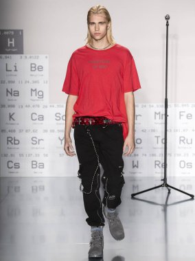 New York, Ny - 05 Şubat 2018: Manken C2h4 Los Angeles Fuarı'nda pist New York moda hafta erkekler F/W 2018 sırasında yürür.