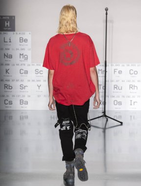 New York, Ny - 05 Şubat 2018: Manken C2h4 Los Angeles Fuarı'nda pist New York moda hafta erkekler F/W 2018 sırasında yürür.