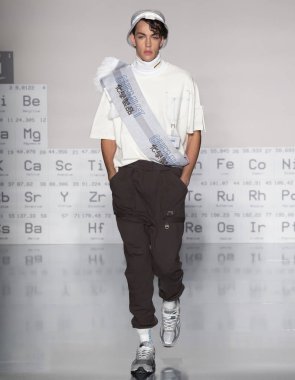 New York, Ny - 05 Şubat 2018: Manken C2h4 Los Angeles Fuarı'nda pist New York moda hafta erkekler F/W 2018 sırasında yürür.