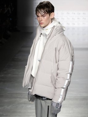 New York, Ny - 05 Şubat 2018: Manken C2h4 Los Angeles Fuarı'nda pist New York moda hafta erkekler F/W 2018 sırasında yürür.