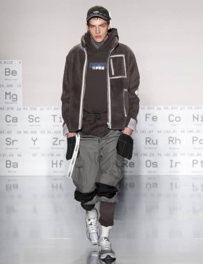 New York, Ny - 05 Şubat 2018: Manken C2h4 Los Angeles Fuarı'nda pist New York moda hafta erkekler F/W 2018 sırasında yürür.