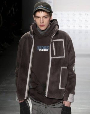 New York, Ny - 05 Şubat 2018: Manken C2h4 Los Angeles Fuarı'nda pist New York moda hafta erkekler F/W 2018 sırasında yürür.