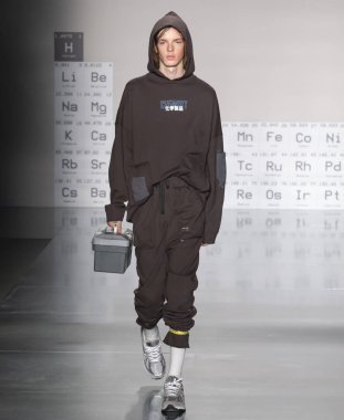 New York, Ny - 05 Şubat 2018: Manken C2h4 Los Angeles Fuarı'nda pist New York moda hafta erkekler F/W 2018 sırasında yürür.