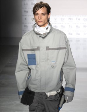 New York, Ny - 05 Şubat 2018: Manken C2h4 Los Angeles Fuarı'nda pist New York moda hafta erkekler F/W 2018 sırasında yürür.