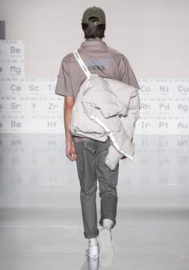 New York, Ny - 05 Şubat 2018: Manken C2h4 Los Angeles Fuarı'nda pist New York moda hafta erkekler F/W 2018 sırasında yürür.