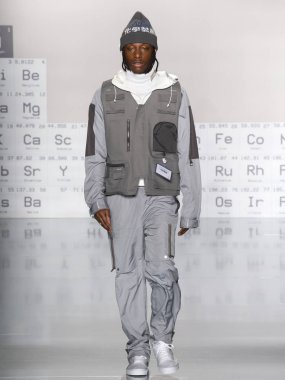 New York, Ny - 05 Şubat 2018: Manken C2h4 Los Angeles Fuarı'nda pist New York moda hafta erkekler F/W 2018 sırasında yürür.