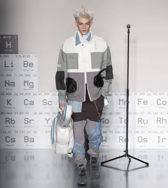 New York, Ny - 05 Şubat 2018: Manken C2h4 Los Angeles Fuarı'nda pist New York moda hafta erkekler F/W 2018 sırasında yürür.