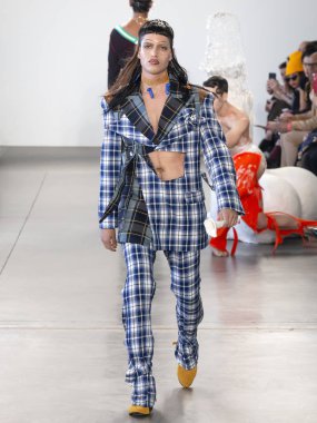 New York, Ny - 05 Şubat 2018: Manken Sanchez-Kane Fuarı'nda pist New York moda hafta erkekler F/W 2018 sırasında yürür.