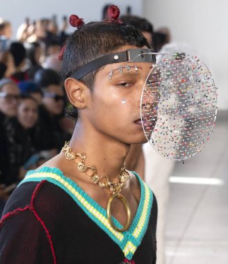 New York, Ny - 05 Şubat 2018: Manken Sanchez-Kane Fuarı'nda pist New York moda hafta erkekler F/W 2018 sırasında yürür.