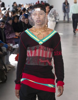 New York, Ny - 05 Şubat 2018: Manken Sanchez-Kane Fuarı'nda pist New York moda hafta erkekler F/W 2018 sırasında yürür.