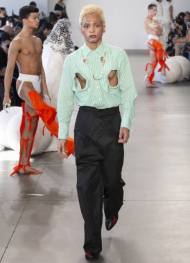 New York, Ny - 05 Şubat 2018: Manken Sanchez-Kane Fuarı'nda pist New York moda hafta erkekler F/W 2018 sırasında yürür.