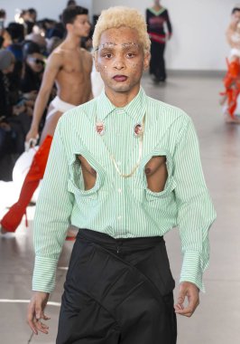 New York, Ny - 05 Şubat 2018: Manken Sanchez-Kane Fuarı'nda pist New York moda hafta erkekler F/W 2018 sırasında yürür.