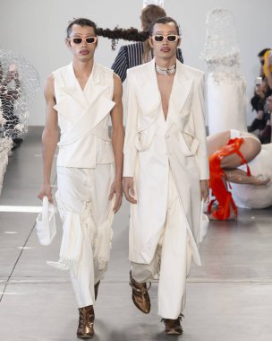 New York, Ny - 05 Şubat 2018: Manken Sanchez-Kane Fuarı'nda pist New York moda hafta erkekler F/W 2018 sırasında yürür.