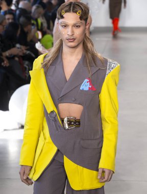 New York, Ny - 05 Şubat 2018: Manken Sanchez-Kane Fuarı'nda pist New York moda hafta erkekler F/W 2018 sırasında yürür.