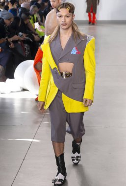 New York, Ny - 05 Şubat 2018: Manken Sanchez-Kane Fuarı'nda pist New York moda hafta erkekler F/W 2018 sırasında yürür.