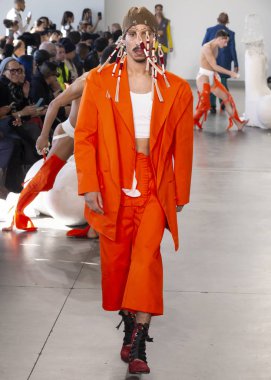 New York, Ny - 05 Şubat 2018: Manken Sanchez-Kane Fuarı'nda pist New York moda hafta erkekler F/W 2018 sırasında yürür.