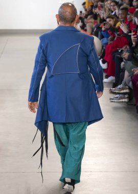 New York, Ny - 05 Şubat 2018: Manken Sanchez-Kane Fuarı'nda pist New York moda hafta erkekler F/W 2018 sırasında yürür.