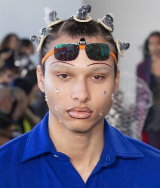 New York, Ny - 05 Şubat 2018: Manken Sanchez-Kane Fuarı'nda pist New York moda hafta erkekler F/W 2018 sırasında yürür.