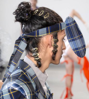 New York, Ny - 05 Şubat 2018: Manken Sanchez-Kane Fuarı'nda pist New York moda hafta erkekler F/W 2018 sırasında yürür.