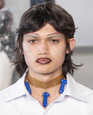 New York, Ny - 05 Şubat 2018: Manken Sanchez-Kane Fuarı'nda pist New York moda hafta erkekler F/W 2018 sırasında yürür.