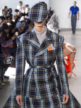 New York, Ny - 05 Şubat 2018: Manken Sanchez-Kane Fuarı'nda pist New York moda hafta erkekler F/W 2018 sırasında yürür.