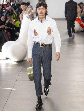 New York, Ny - 05 Şubat 2018: Manken Sanchez-Kane Fuarı'nda pist New York moda hafta erkekler F/W 2018 sırasında yürür.