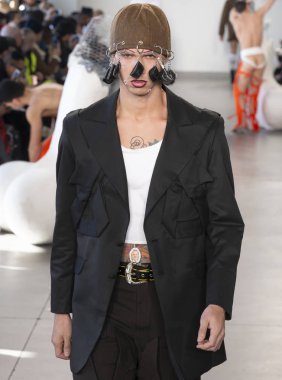 New York, Ny - 05 Şubat 2018: Manken Sanchez-Kane Fuarı'nda pist New York moda hafta erkekler F/W 2018 sırasında yürür.