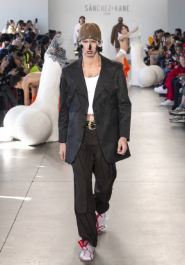 New York, Ny - 05 Şubat 2018: Manken Sanchez-Kane Fuarı'nda pist New York moda hafta erkekler F/W 2018 sırasında yürür.